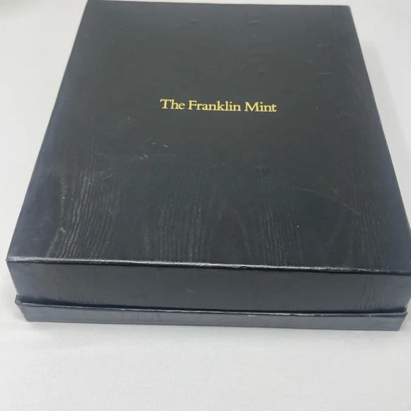 Franklin Mint Gold and Green Necklace with Red Accents - Picture 10 of 12